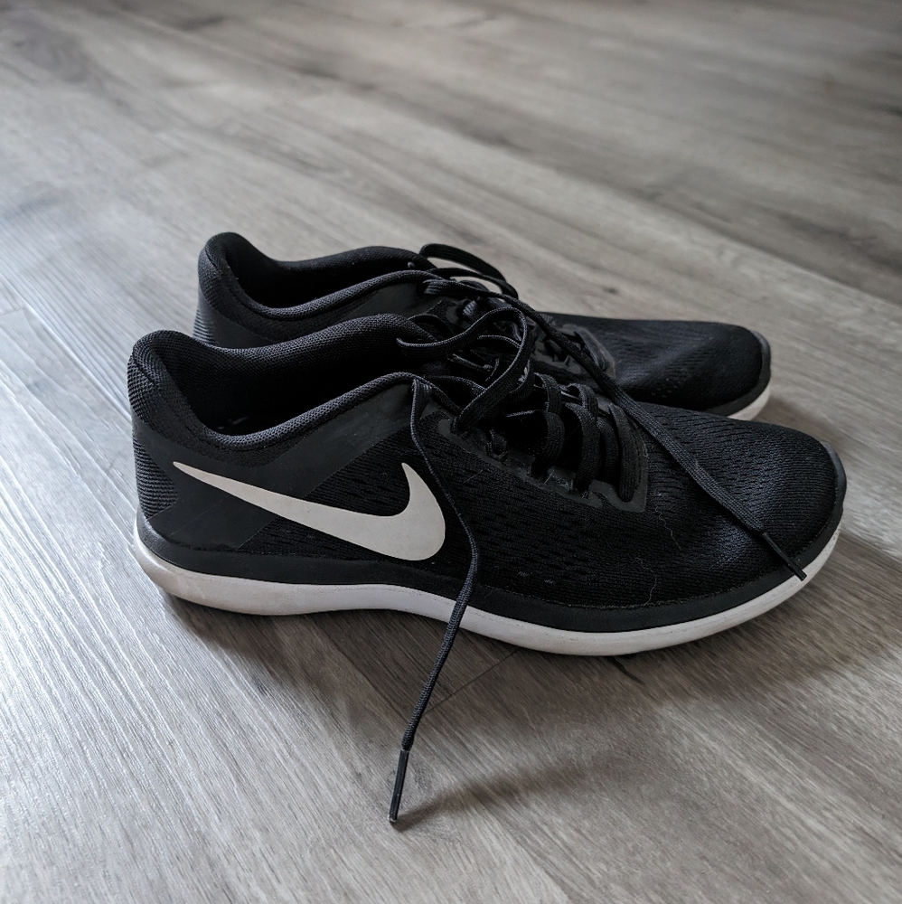 Black Nike Tennis Shoes